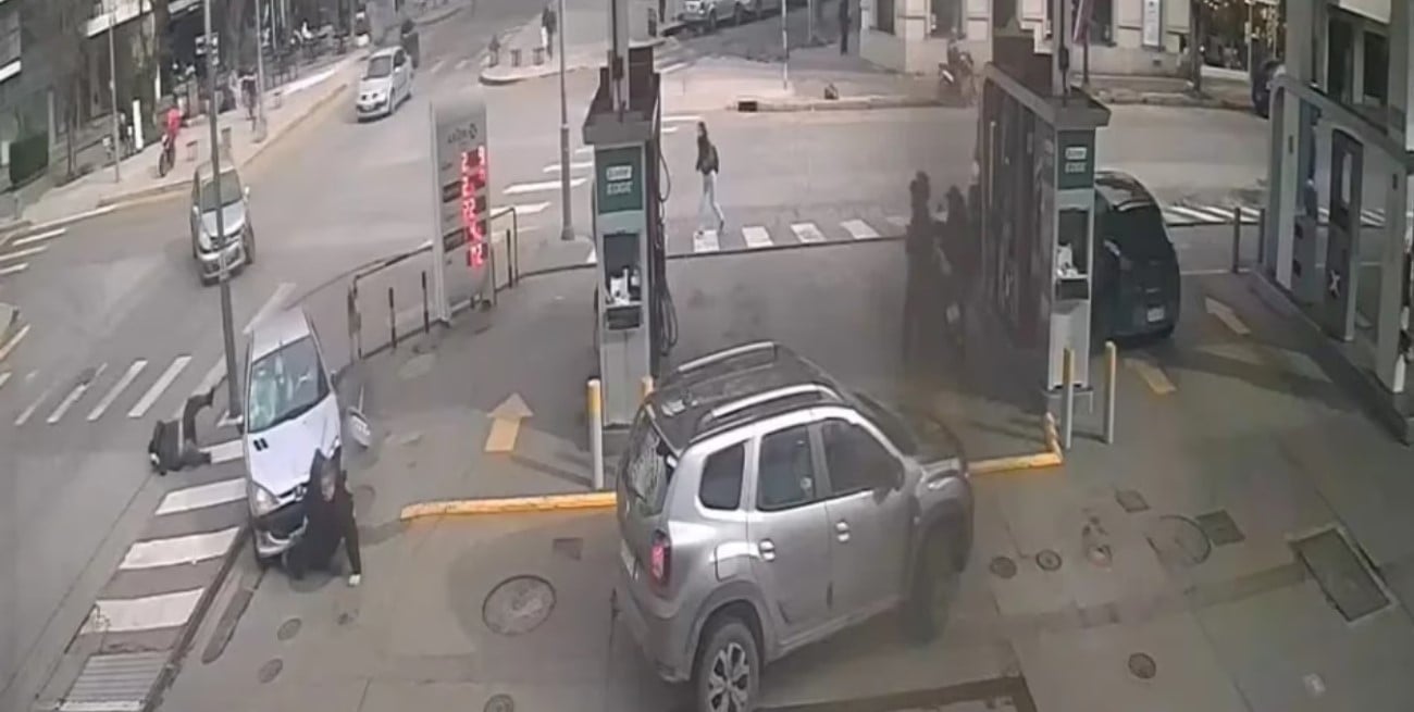 Accidente en Mar del Plata: chocó contra otro auto, atropelló a dos peatones y quedó detenida