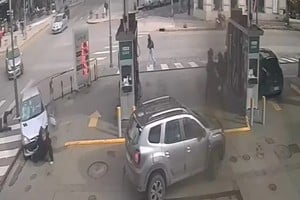 El automóvil que conducía la mujer, de 54 años embistió a dos peatones.