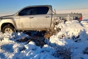 La camioneta quedó inmovilizada tras intentar avanzar por un camino cubierto de nieve.