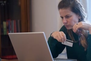 Las estafas virtuales pueden comenzar con un mensaje aparentemente inofensivo