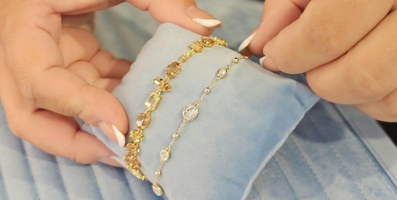 Dorado o plateado: qué joyería usar en invierno y cómo llevarla con estilo