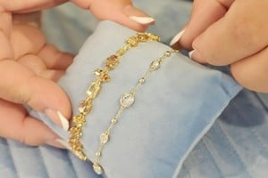 Elegir los accesorios adecuados ayuda a renovar prendas clásicas.