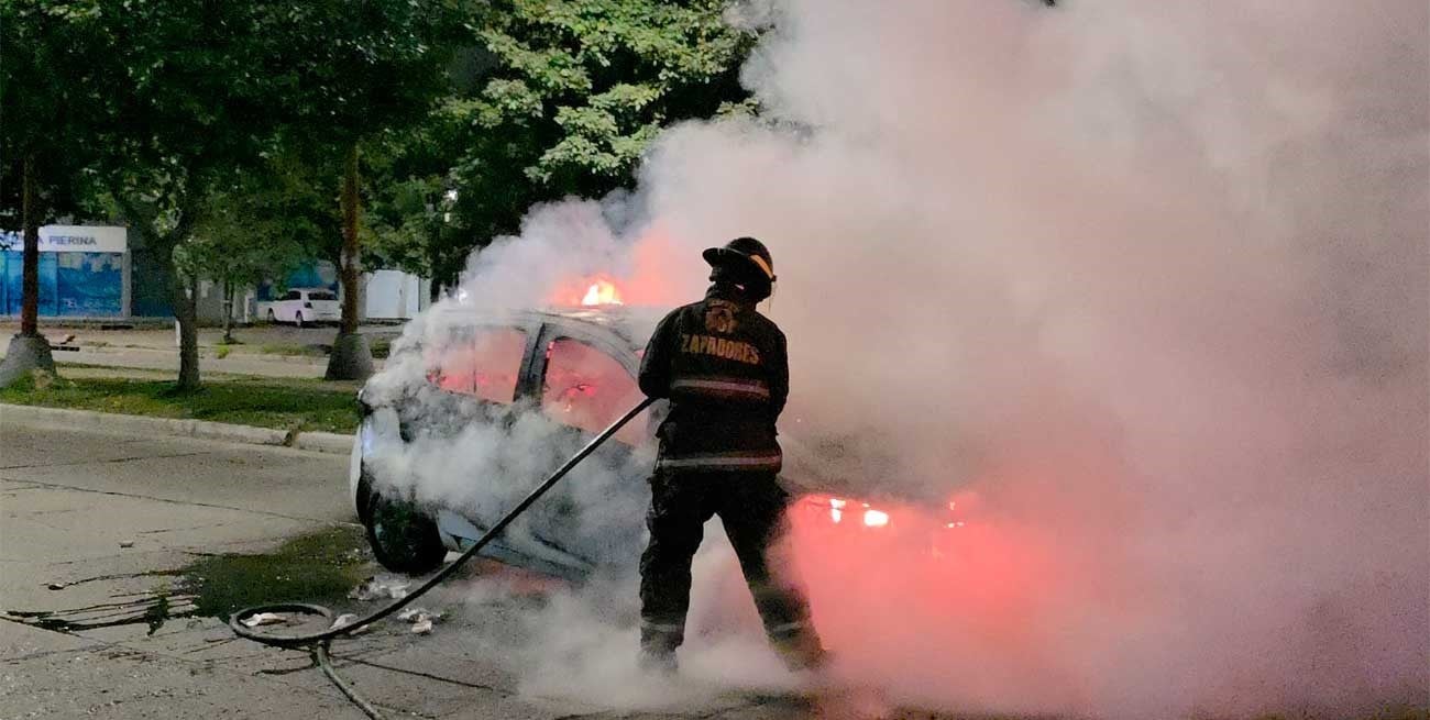 Un auto fue consumido por un incendio durante la madrugada en avenida Peñaloza