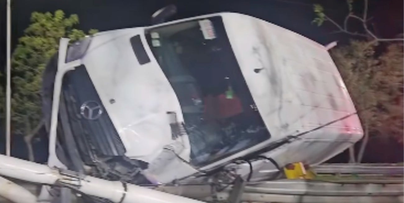 Una camioneta volcó en Circunvalación y una persona resultó gravemente herida