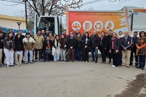 En San Guillermo se presentó un nuevo camión recolector de residuos y entregaron aportes del PFI