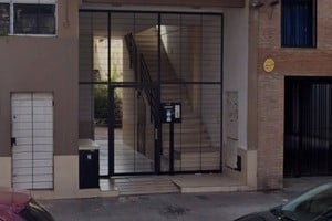 El joven fue encontrado en la vereda en Gaboto al 1000.