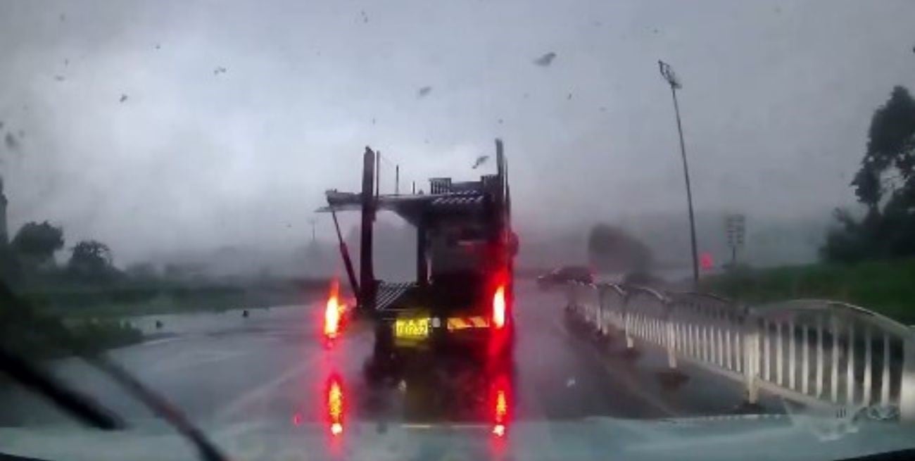 Segundos de terror: un tornado levantó autos y arrancó árboles en China