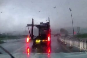 Un tornado sorprendió a conductores y arrojó un auto fuera de la carretera.