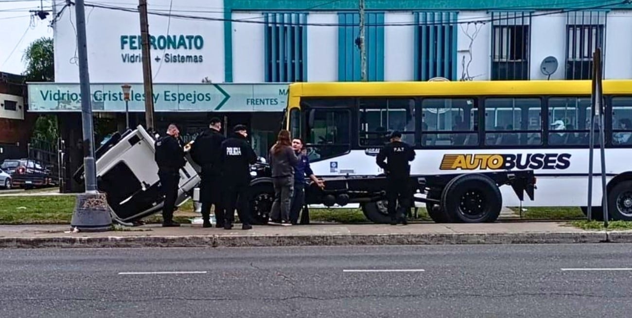 Frenó en un semáforo y la cabina del camión se desprendió tras el impacto del acoplado