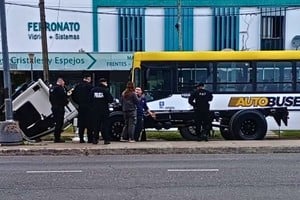El camión quedó con la cabina desplazada tras el impacto del acoplado en López y Planes.
