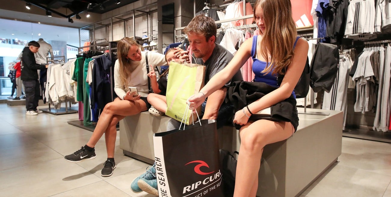 El consumo en mayo salió del rojo en las vidrieras, pero no en las góndolas
