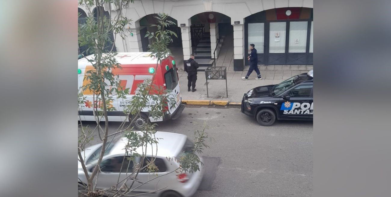 Tensión en Santa Fe por un hombre atrincherado con su madre en un departamento
