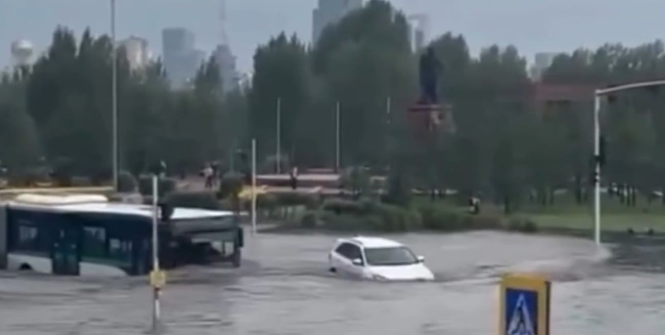 Un colectivo circuló por una avenida inundada en Kazajistán y el video se volvió viral