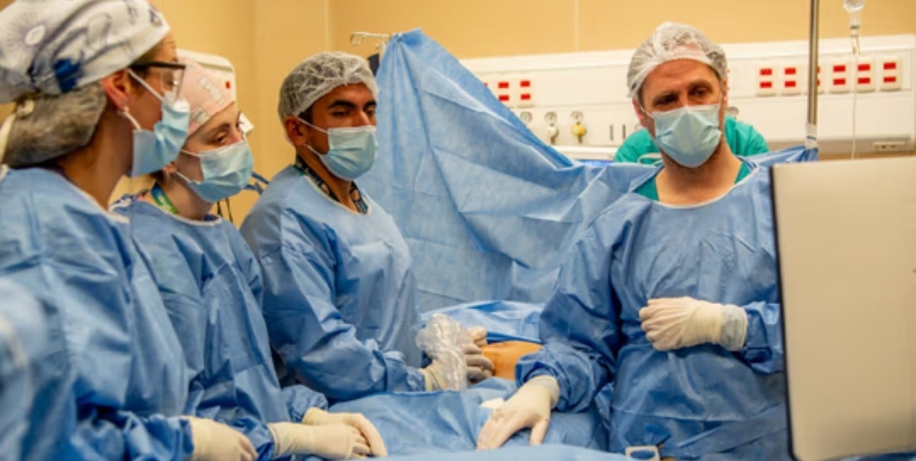 Realizaron por primera vez una transfusión intrauterina para salvar a un bebé de 26 semanas