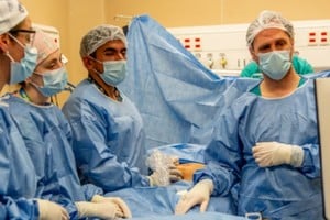 El equipo médico trabajó de forma interdisciplinaria durante el procedimiento.