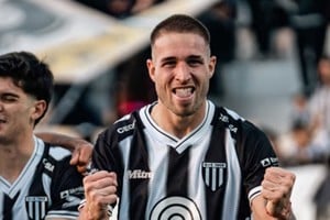 Alan Módica convirtió de cabeza el único gol del encuentro disputado en Mendoza.