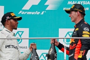 Sepang podría regresar a la Fórmula 1 como carrera alternativa en 2026 Podio de Verstappen y Hamilton en Malasia 2017 REUTERS/Edgar