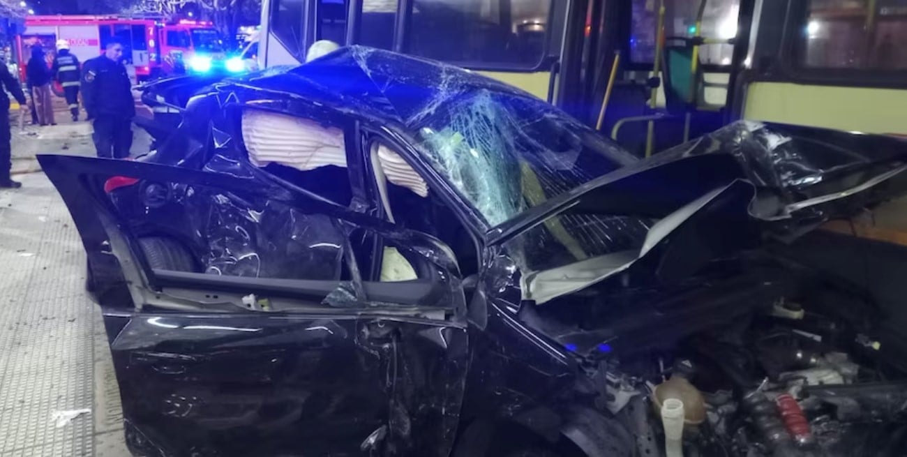 Buenos Aires: dos mujeres heridas tras un violento choque entre un colectivo y un auto