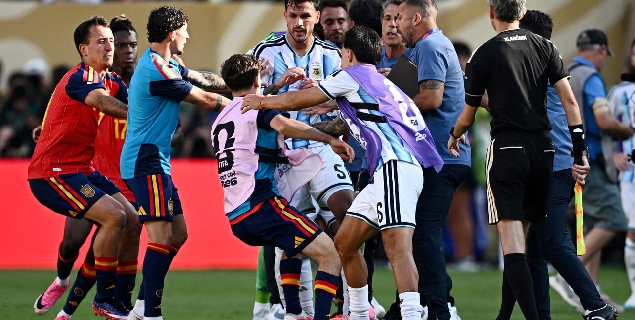 Duras sanciones de FIFA para la Selección Argentina: Paredes recibió 10 fechas