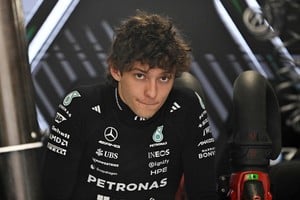 Kimi Antonelli deberá largar desde el fondo de la grilla en Monza tras la decisión de Mercedes de cambiar toda la unidad de potencia. REUTERS/Attila Kisbenedek