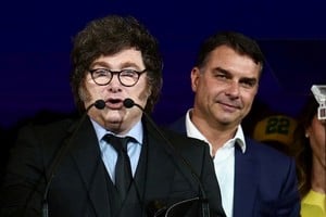 El presidente argentino Javier Milei y el senador brasileño Flávio Bolsonaro. REUTERS/Jean Carniel