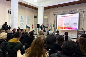 El proyecto contempla la ampliación de 919 m2 cubiertos y 129 semicubiertos, además de la refuncionalización de casi 500 m2 del edificio existente y la intervención integral de los espacios exteriores.
