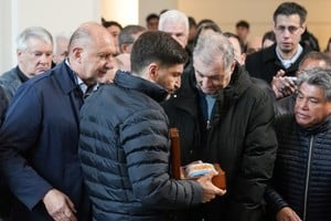 Pullaro y Perotti, muy cerca en la velatorio de Rada en la Casa de Gobierno en Rosario. Foto: Gobierno de Santa Fe