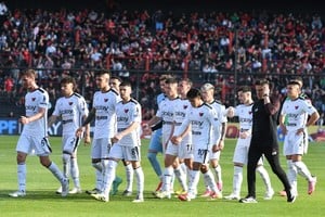 Colón fue derrotado en el Brigadier López por Chaco For Ever, cortando el invicto de local y cediendo puntos en la tabla. Foto: Manuel Fabatía.