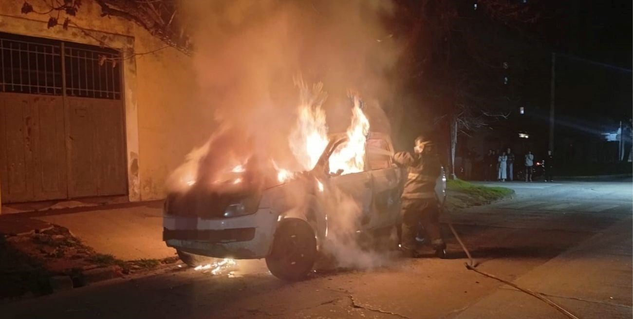 Un voraz incendio consumió por completo una camioneta en barrio Candioti