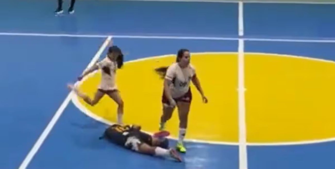 Una jugadora de futsal fue suspendida por cinco años tras patear en la cabeza a una rival en Brasil