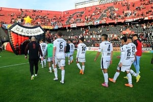 El Sabalero, con más corazón que claridad, no logró vulnerar al sólido arquero de Chaco For Ever y cedió puntos vitales en su lucha por el ascenso. Foto: Manuel Fabatía.