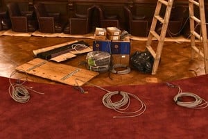 El inusual aspecto del recinto de la Cámara de Senadores de Santa Fe, el hemiciclo se renueva y se mejoran sus sistemas de audio e imagen. Foto: Manuel Fabatia