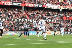 Colón recibió a Chaco For Ever por la 22° fecha de la Primera Nacional. Foto: Manuel Fabatía.