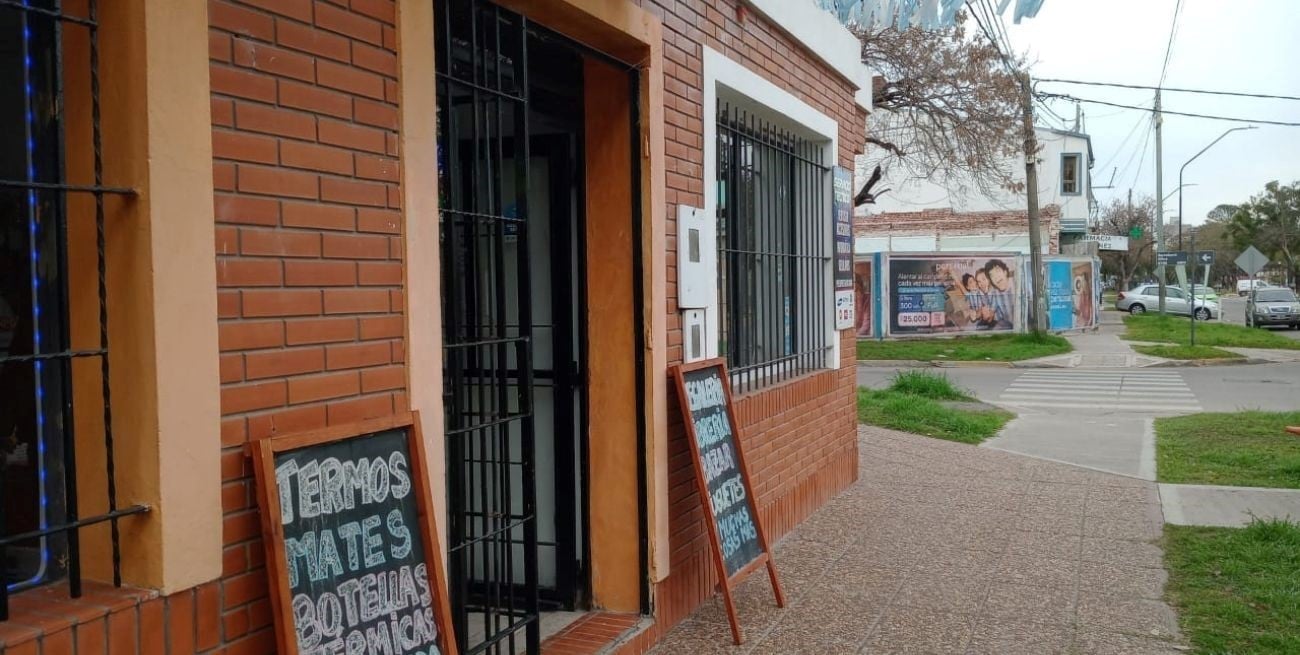 Entró por un diminuto espacio en la reja y desvalijó un comercio de avenida Galicia
