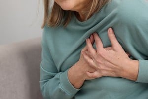 Las emociones intensas pueden generar cambios temporales en la función cardíaca.