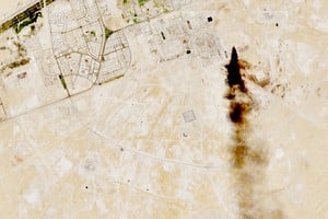 Imagen satelital del humo que sale de la petrolera atacada. Foto: Reuters