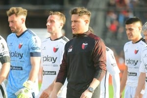 El plantel de Colón se retira del Brigadier López junto a Medrán, en medio de los silbidos. Foto: Manuel Fabatía.