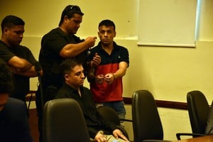 De pie y esposado, Bergallo, durante el juicio por el homicidio en la Circunvalación. Foto: El Litoral  