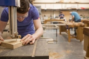 "La formación en oficios alcanza a una minoría (15%), lo que sugiere una baja incorporación a instancias de capacitación laboral alternativa", dice el estudio.