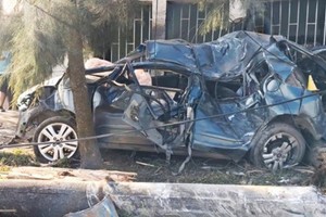 El vehículo quedó destruido tras el impacto ocurrido en San Miguel de Tucumán.