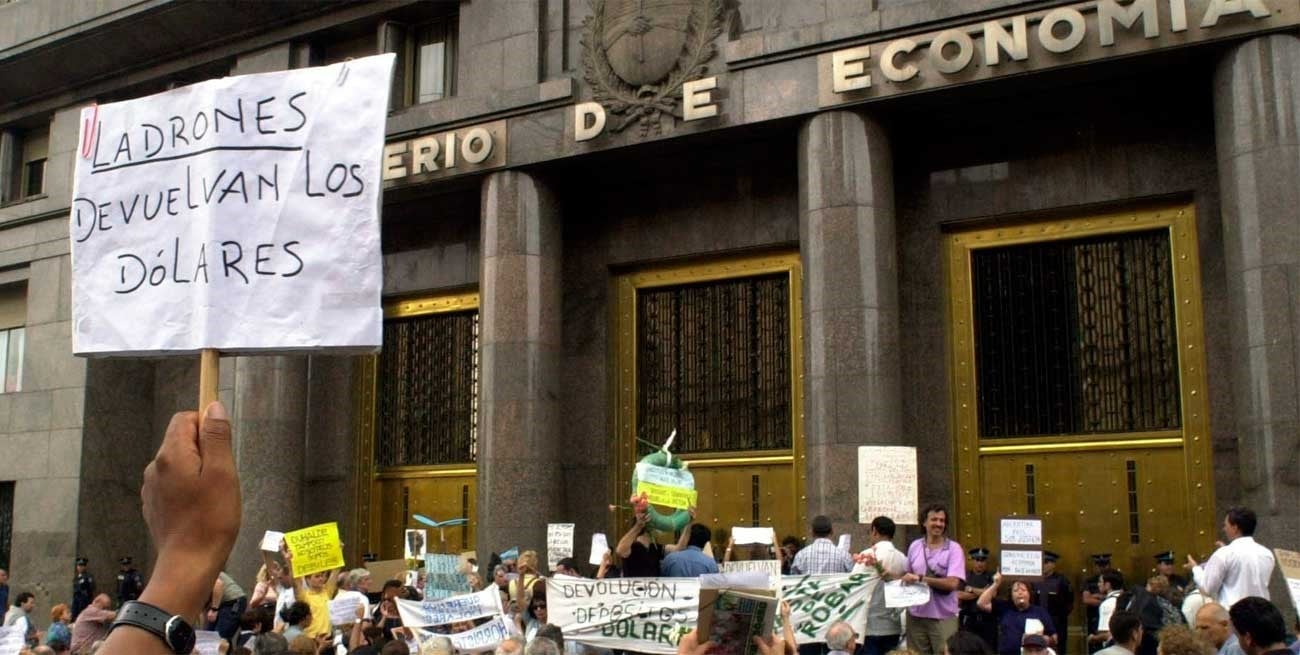 Qué fue la pesificación asimétrica o "corralón", la medida que puso fin a la convertibilidad en Argentina