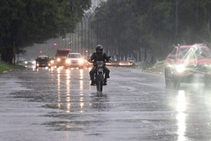 Bajo lluvia. Una moto circula a alta velocidad. El casco, presente. Foto: Flavio Raina