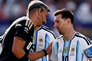 La cámara corporal del árbitro registró los diálogos durante el partido.