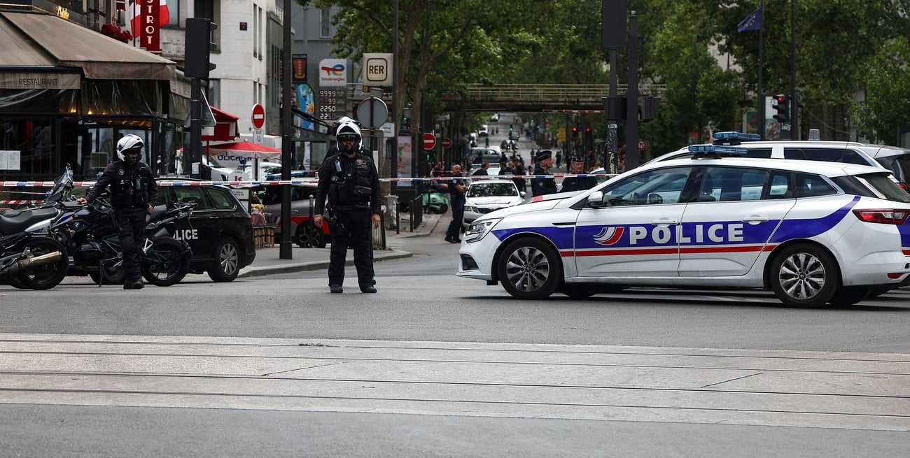 Un hombre atacó a cuchillazos a tres mujeres en las calles de París y fue detenido