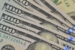 El dólar tuvo movimientos mixtos: subió en bancos, avanzó el MEP y bajó el blue.
