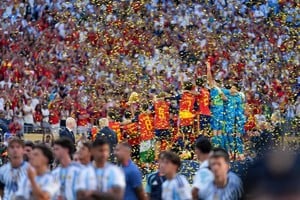 La derrota ya es un hecho deportivo consumado. España festeja, Argentina lamenta su pérdida (la Copa del Mundo lograda en Qatar 2022). Por un lado, había una ilusión (retenerla/defenderla), por el otro, la gran necesidad de encontrarle una explicación a un episodio -el trapié final- que no se entiende cómo pasó.