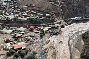 Una vista desde un dron muestra viviendas dañadas por las fuertes lluvias asociadas a un frente meteorológico que provocó inundaciones y llevó a las autoridades chilenas a declarar el estado de emergencia, en El Islón, Chile. REUTERS/Nicolas Cortes