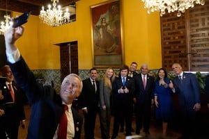 La selfie tomada por el presidente chileno Kast previo a la jura de Fujimori junto al argentino Milei, el paraguayo Peña, el panameño Mulino y el hondureño Asfura. Crédito: Presidencia