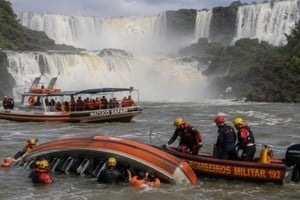 El pequeño barco perdió estabilidad y volcó sobre uno de los laterales.