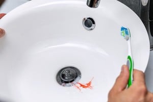 Ver sangre al cepillarse los dientes es algo frecuente, pero no debería considerarse normal